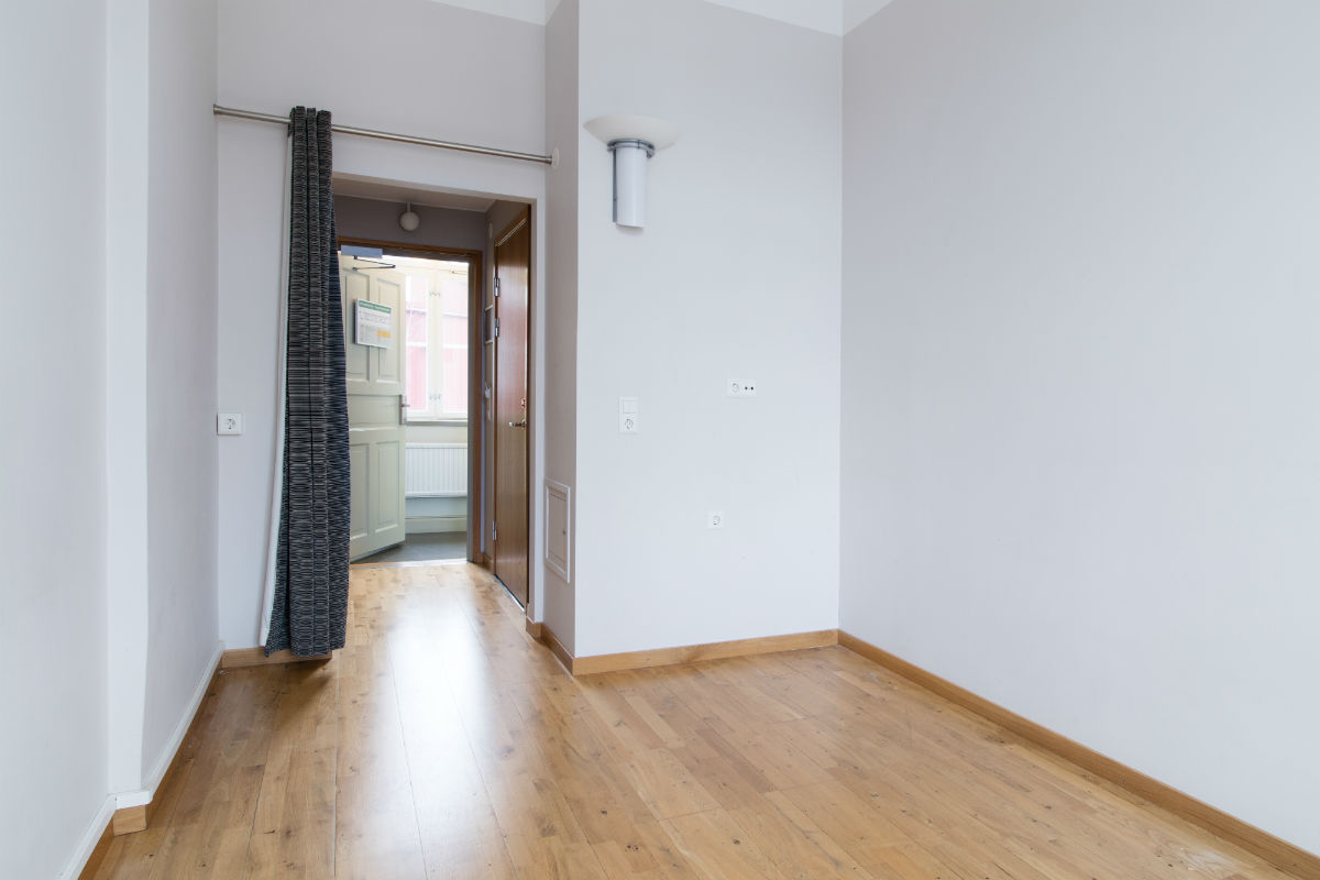 Fredrik Bloms väg 27 - single room with kitchen cabinet